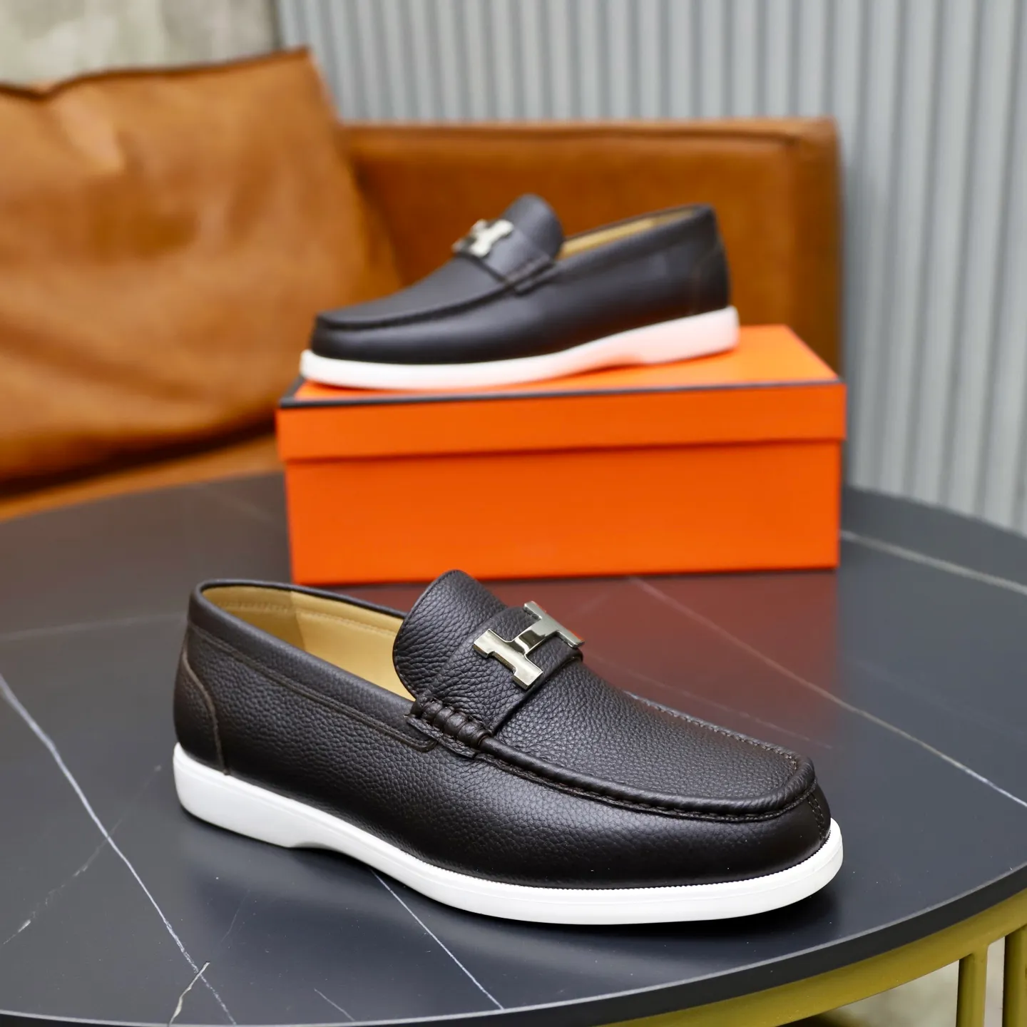 Ex-factory price: 560💰Hermès/Hermès slip-on men's shoes. This shoe is made of imported pebbled cowhide. It has simple and smooth lines and is combined with aerodynamically designed 3CM rubber foam ultra-light soles! Youthful and fashionable, classic H-shaped hardware buckle decoration, calf lining gently wraps the feet, with logo cowhide feet, casual and urban style, highlighting youthful vitality, sports and leisure version, super versatile, code number: 38-39-40-41-42-43-44 standard leather shoe size (45 can be customized but does not support returns)